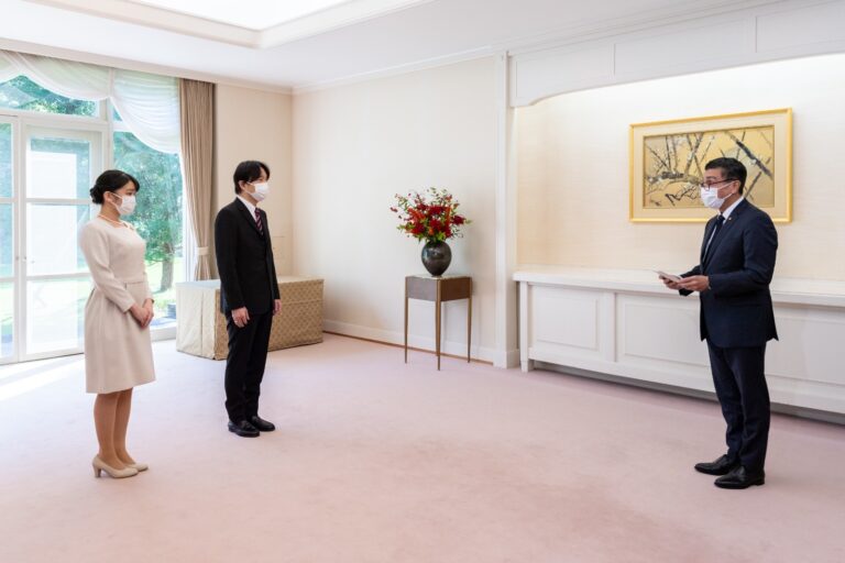 Condecoración de Su Alteza Imperial el Príncipe Heredero AKISHINO de Japón y de Su Alteza Imperial Princesa MAKO