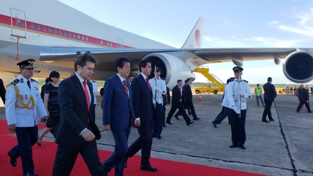 El Primer Ministro Shinzo ABE fue recibido por el Canciller Luis Alberto CASTIGLIONI - Aeropuerto Silvio Pettirossi