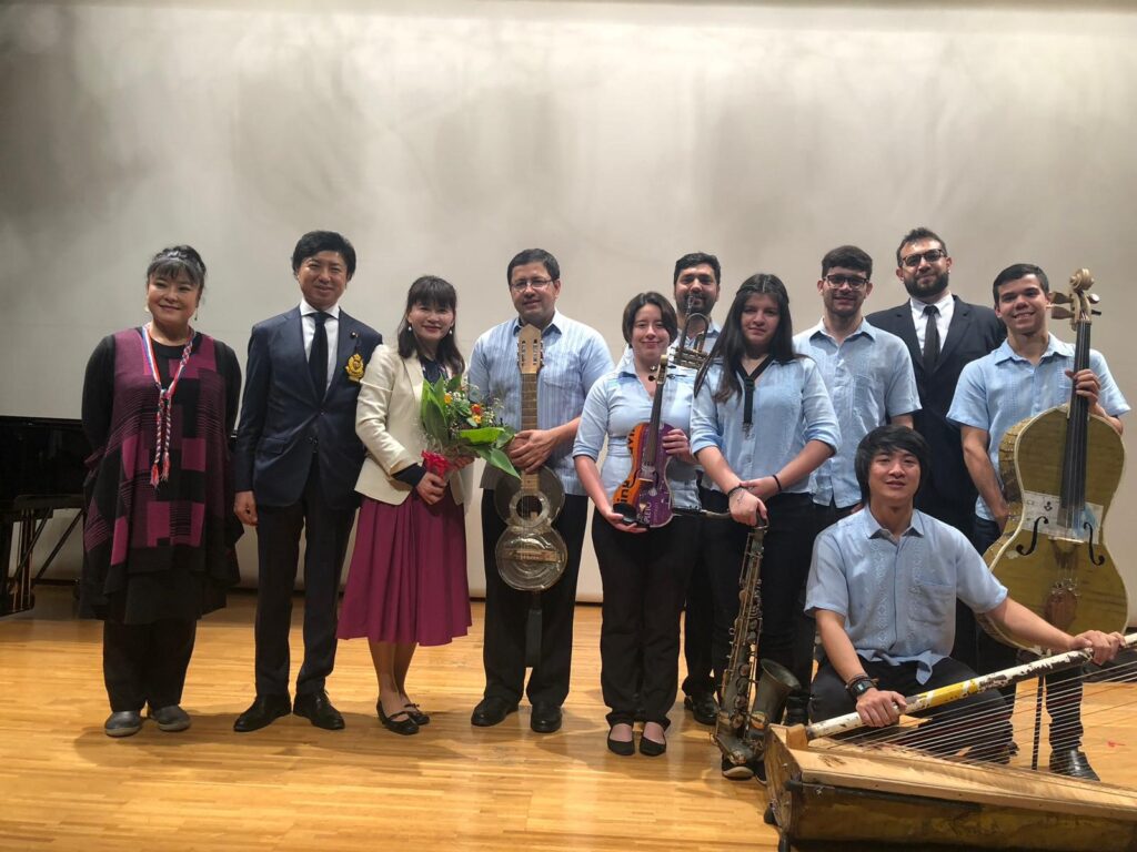 El Viernes 9 de noviembre se realizaron dos presentaciones de la ORQUESTA DE RECICLADOS DE CATEURA, que contó con el auspicio de la Embajada del Paraguay en Japón, la Universidad Nacional de Yokohama, el Club de Leones de Hodogaya y la Fundación Mita`i Mitakuña`i.