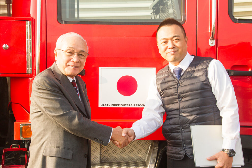 Embajador Naoyuki Toyotoshi recibió del Sr. Shinichiro Fuchigami de la División Internacional de la Japan Firefighters Association