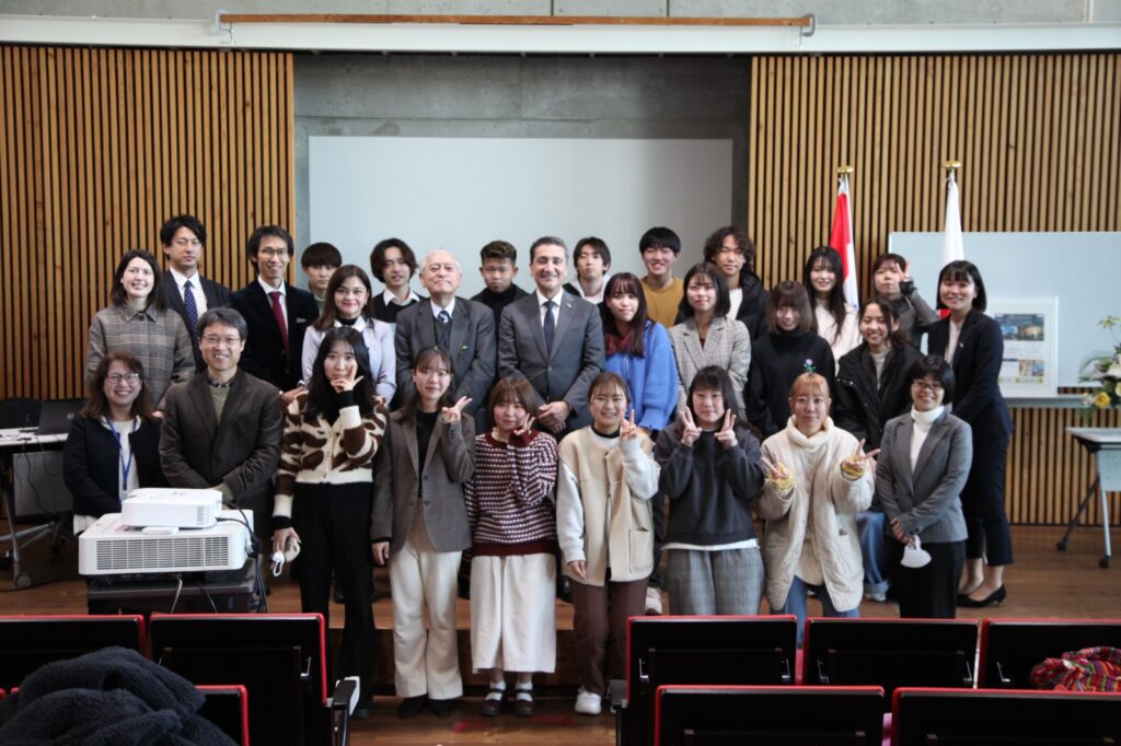 Universidad de Kanda - Presentación de Paraguay Embajador FLORENTÍN, vicerrector, profesores y alumnos