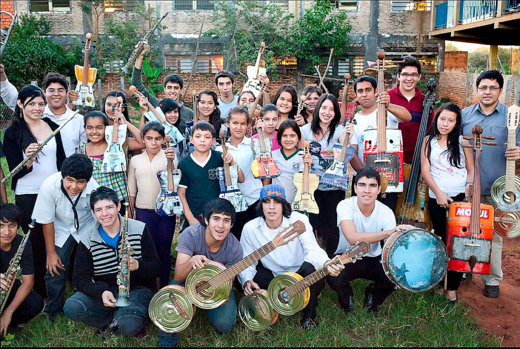 La Orquesta de Instrumentos Reciclados de Cateura está conformada por niños, niñas, adolescentes y jóvenes de escasos recursos que viven en la comunidad del Bañado Sur ubicada alrededor del vertedero Cateura de Asunción.