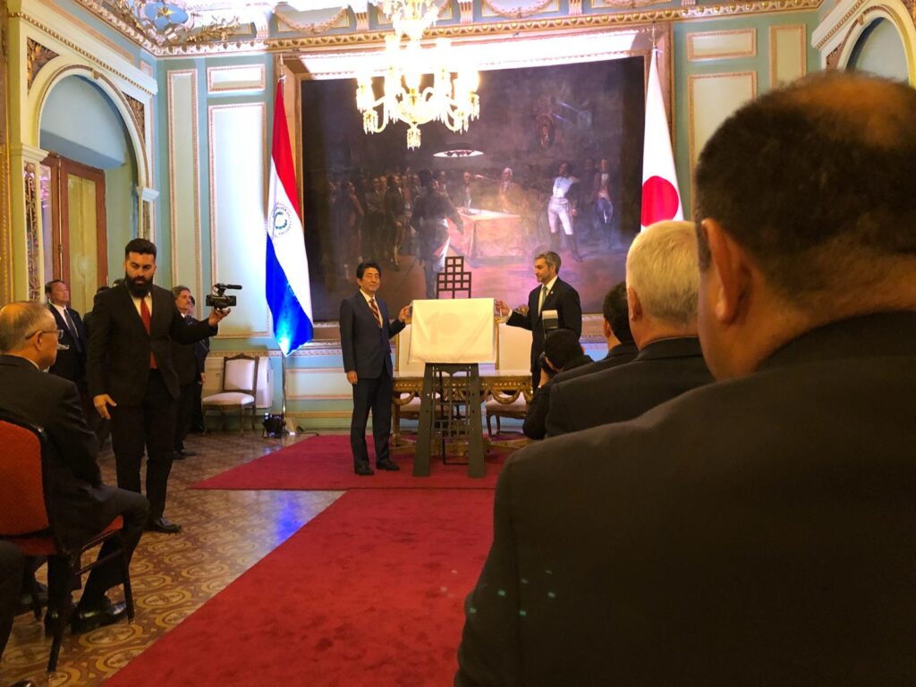Presentación oficial del logo de 100 años de relaciones entre el Paraguay y Japón, Presidente Mario ABDO BENITEZ y el Primer Ministro Shinzo ABE - Palacio de López