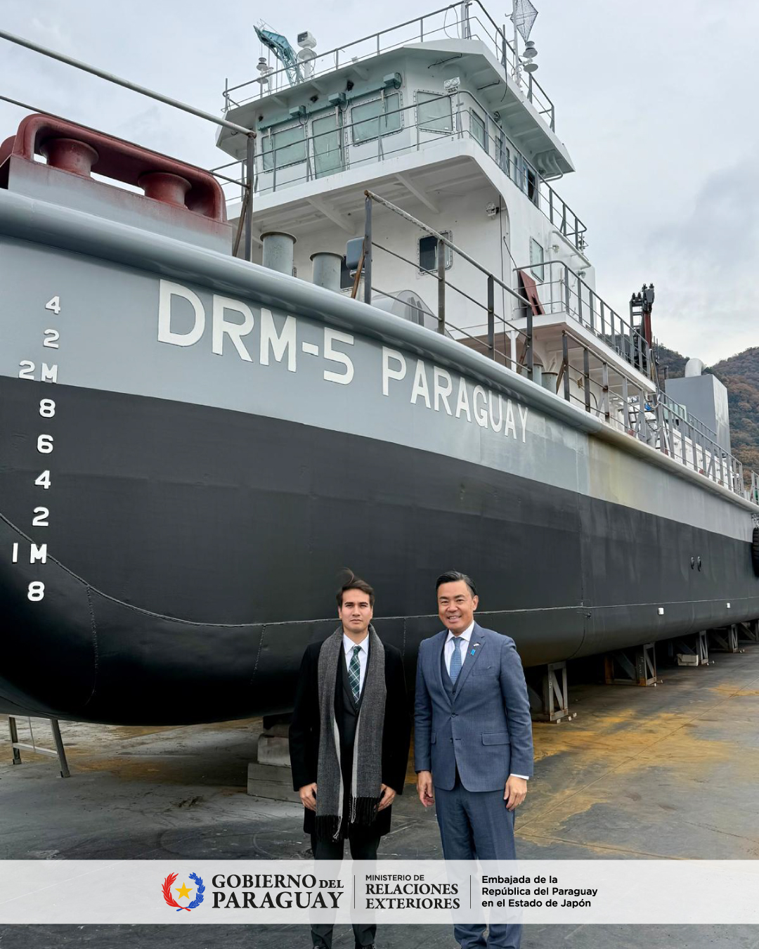 Botadura DRM-5 Paraguay en astillero de Japón, Segundo Secretario Fernando Vázquez acompañando al Embajador en la botadura DRM-5 Paraguay