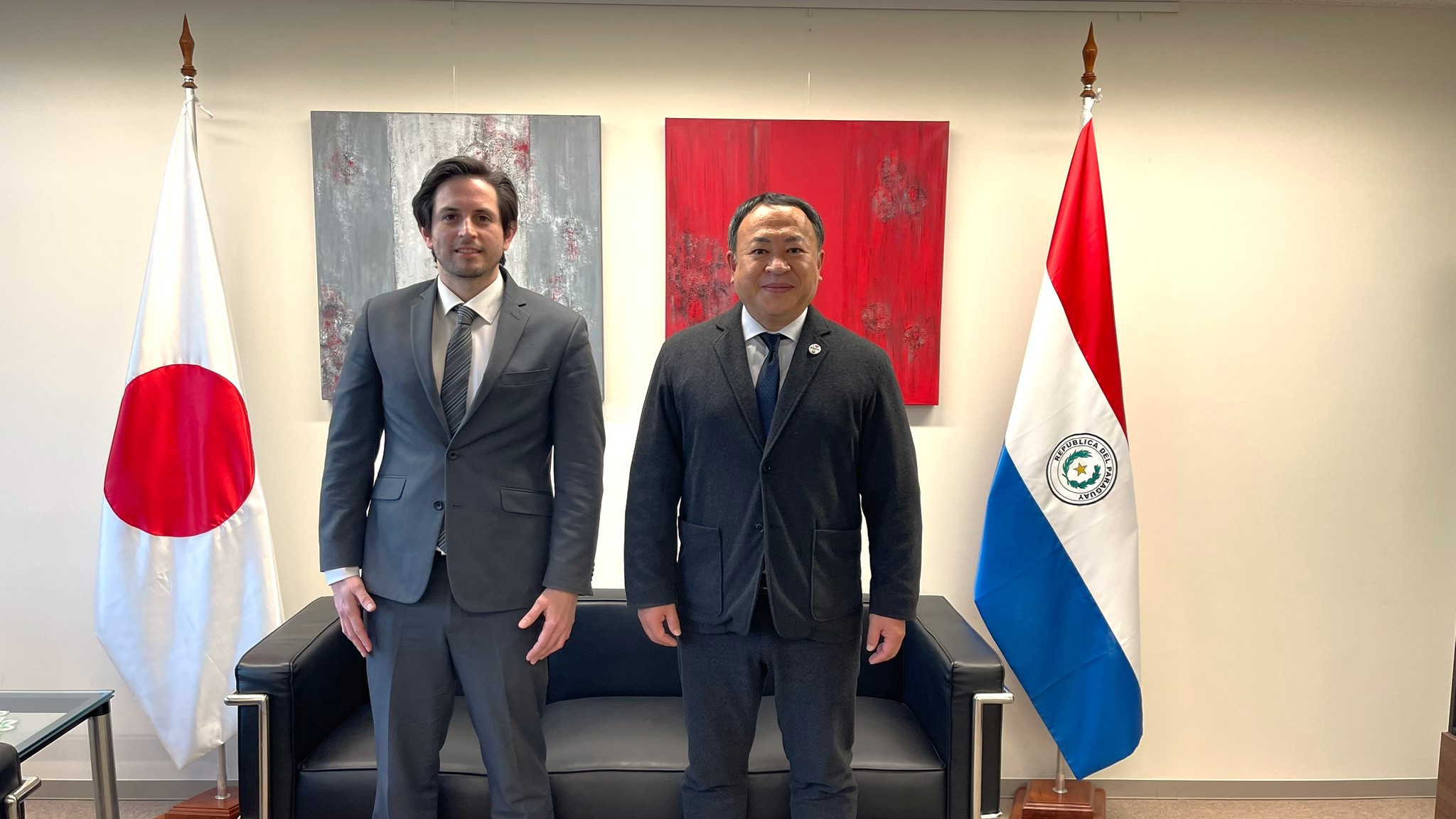 El alcalde de la ciudad de Taketa, Masashiro DOI y el director de asuntos internacionales de esta localidad, Yasuki MORITA visitaron las oficinas de la Embajada del Paraguay en Japón.