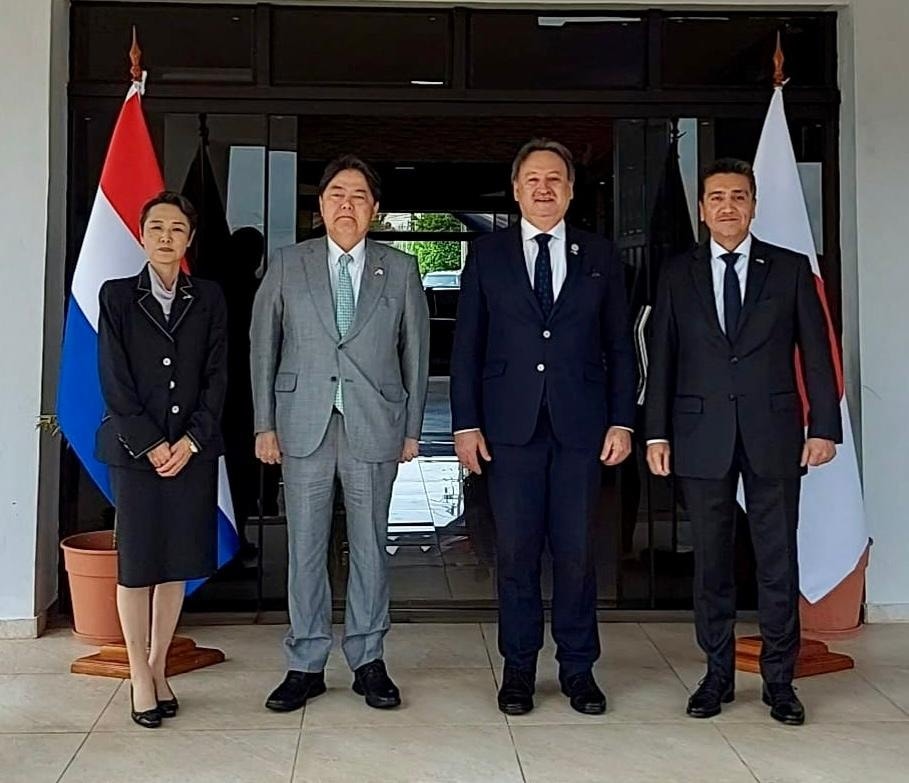 La comitiva oficial del ministro de Asuntos Exteriores del Japón, S.E. Don Yoshimasa HAYASHI arribó en el aeropuerto internacional Silvio Pettirossi, donde fueron recibidos por el viceministro embajador S.E. Irineo Raúl SILVERO SILVAGNI acompañado del embajador paraguayo en Japón S.E. Raúl FLORENTÍN ANTOLA y la embajadora del Japón en Paraguay S.E. Yoshie NAKATANI-OTSUKA.
