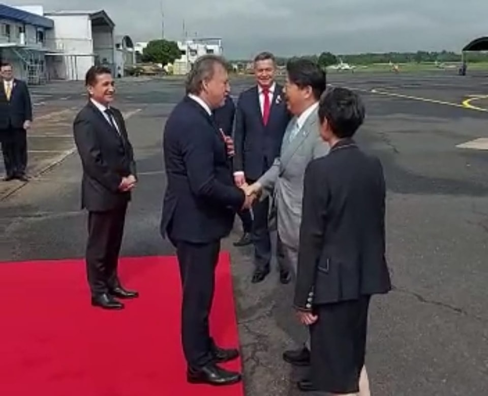 La comitiva oficial del ministro de Asuntos Exteriores del Japón, S.E. Don Yoshimasa HAYASHI arribó en el aeropuerto internacional Silvio Pettirossi, donde fueron recibidos por el viceministro embajador S.E. Irineo Raúl SILVERO SILVAGNI acompañado del embajador paraguayo en Japón S.E. Raúl FLORENTÍN ANTOLA y la embajadora del Japón en Paraguay S.E. Yoshie NAKATANI-OTSUKA.